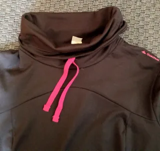 Jersey cuello alto negro y rosa térmica