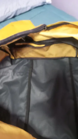 Mochila amarilla y negra