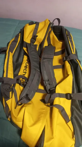 Mochila amarilla y negra