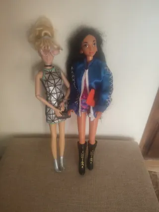 Due Barbie pronte per uscire