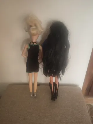 Due Barbie pronte per uscire