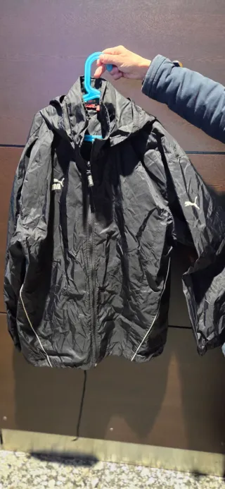 Chubasquero Puma Negro con Capucha