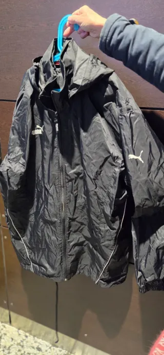 Chubasquero Puma Negro con Capucha