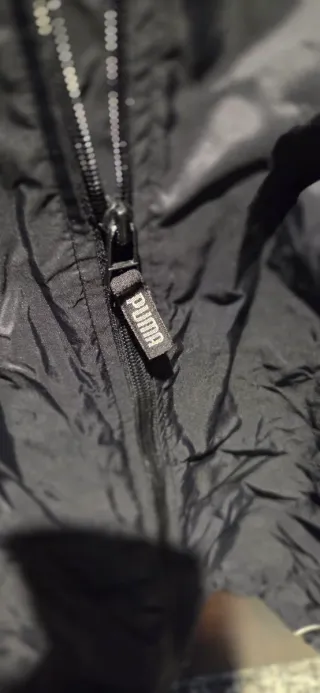 Chubasquero Puma Negro con Capucha