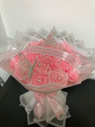 Ramo de rosas eternas con tiara