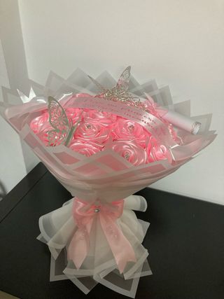 Ramo de rosas eternas con tiara