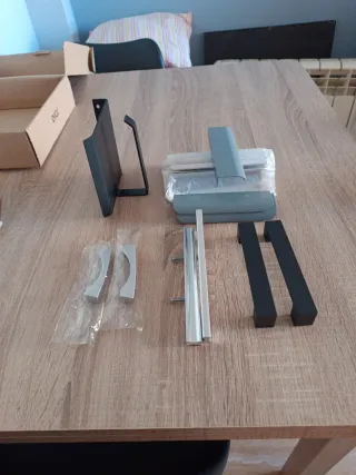 Tiradores puertas y cajones  un portarrollos negro