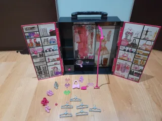 Guardaroba Barbie con accessori