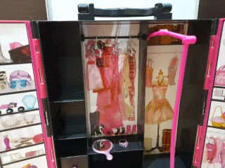 Guardaroba Barbie con accessori