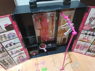 Guardaroba Barbie con accessori