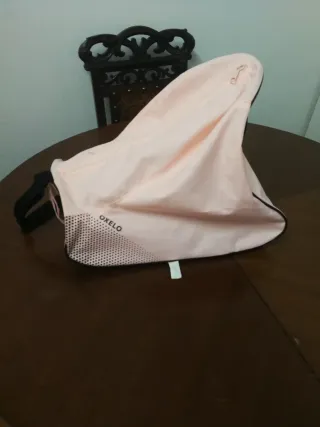 Patines blancos, casco, protecciones y bolsa