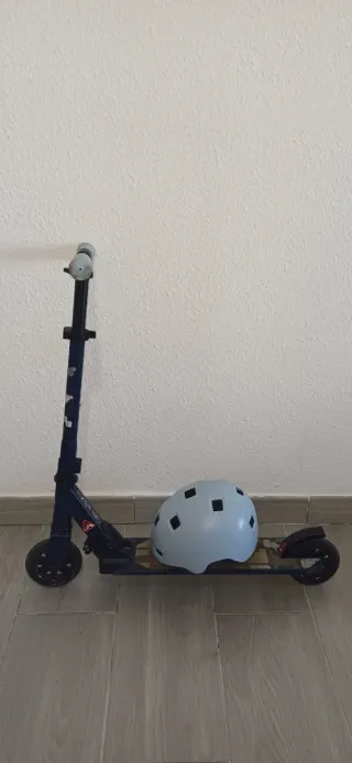 Patinete infantil con casco