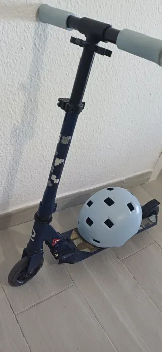 Patinete infantil con casco