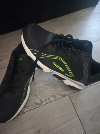Zapatillas deportivas negras y verdes talla 42