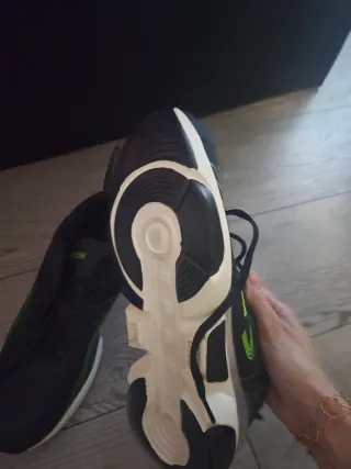 Zapatillas deportivas negras y verdes talla 42