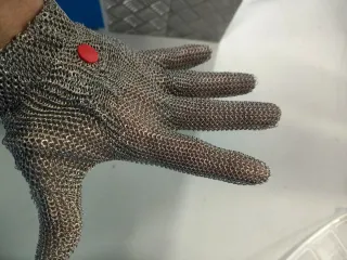 Guante de Acero con Detalle Rojo