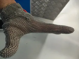 Guante de Acero con Detalle Rojo