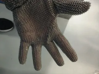 Guante de Acero con Detalle Rojo