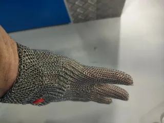 Guante de Acero con Detalle Rojo