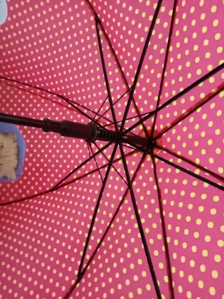 Paraguas rojo con lunares amarillos