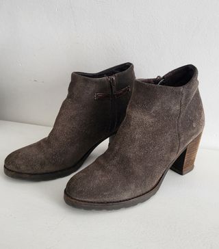 Bonitos botines de ante gris. 38.