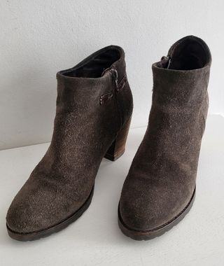 Bonitos botines de ante gris. 38.