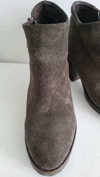 Bonitos botines de ante gris. 38.