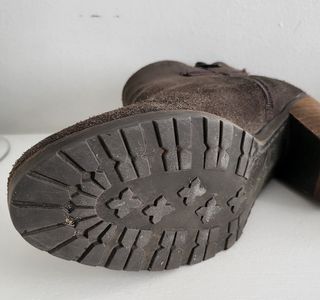 Bonitos botines de ante gris. 38.