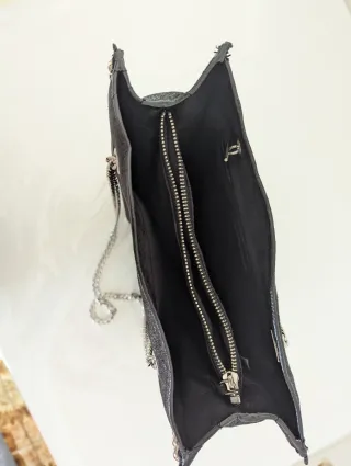Bolso de mano negro con cadena plateada
