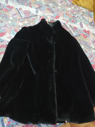 Cappotto in pelliccia ecologica nera