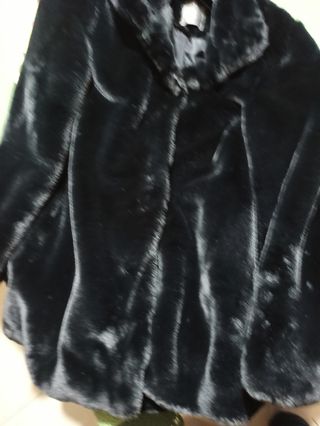 Cappotto in pelliccia ecologica nera
