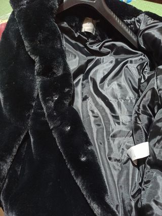 Cappotto in pelliccia ecologica nera