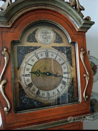 Orologio a pendolo in legno decorato