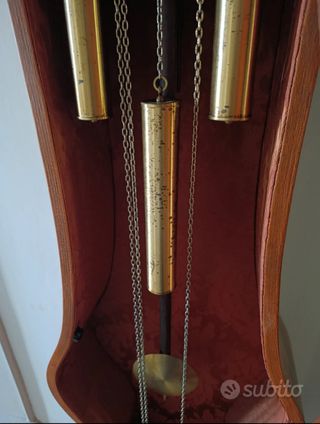 Orologio a pendolo in legno decorato