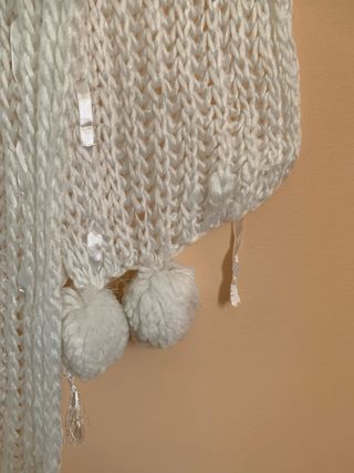 Bufanda tejida romántica con pompones