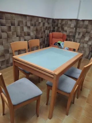 Mesa comedor cristal y 6 sillas madera tapizadas