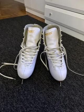 Botas de patinaje sobre hielo blancas.