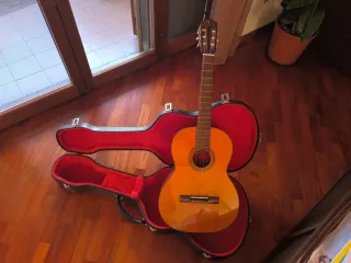 Chitarra classica con custodia rigida