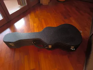 Chitarra classica con custodia rigida