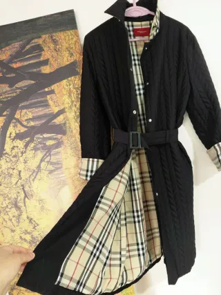 Gabardina Burberry Negra con Tartán