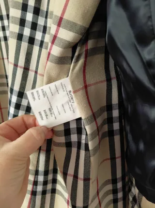 Gabardina Burberry Negra con Tartán