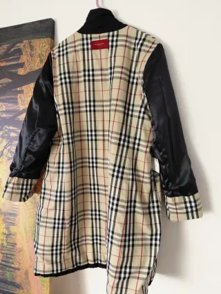 Gabardina Burberry Negra con Tartán