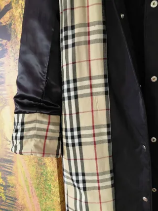 Gabardina Burberry Negra con Tartán