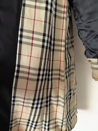 Gabardina Burberry Negra con Tartán
