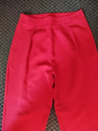 Pantalón de pinzas rojo
