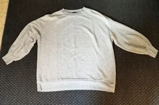 Sudadera gris manga abullonada