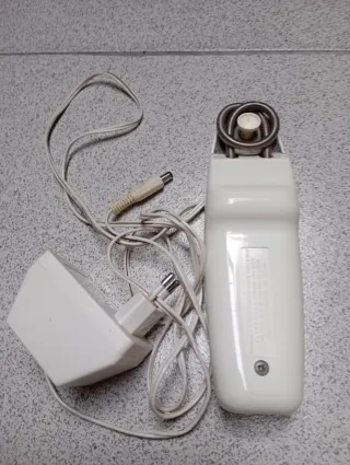 Depiladora eléctrica blanca con cargador