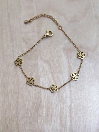 Pulsera dorada de acero inoxidable con flores