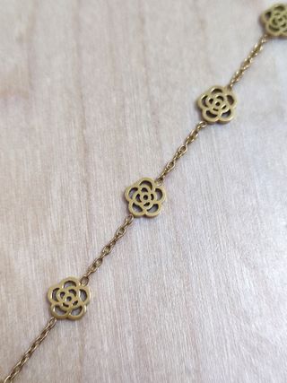 Pulsera dorada de acero inoxidable con flores