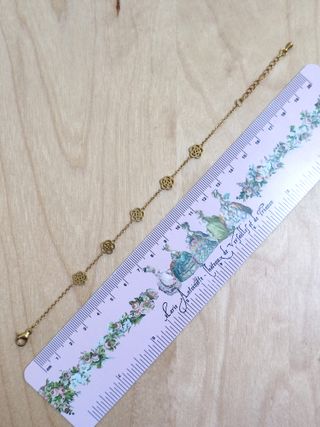 Pulsera dorada de acero inoxidable con flores